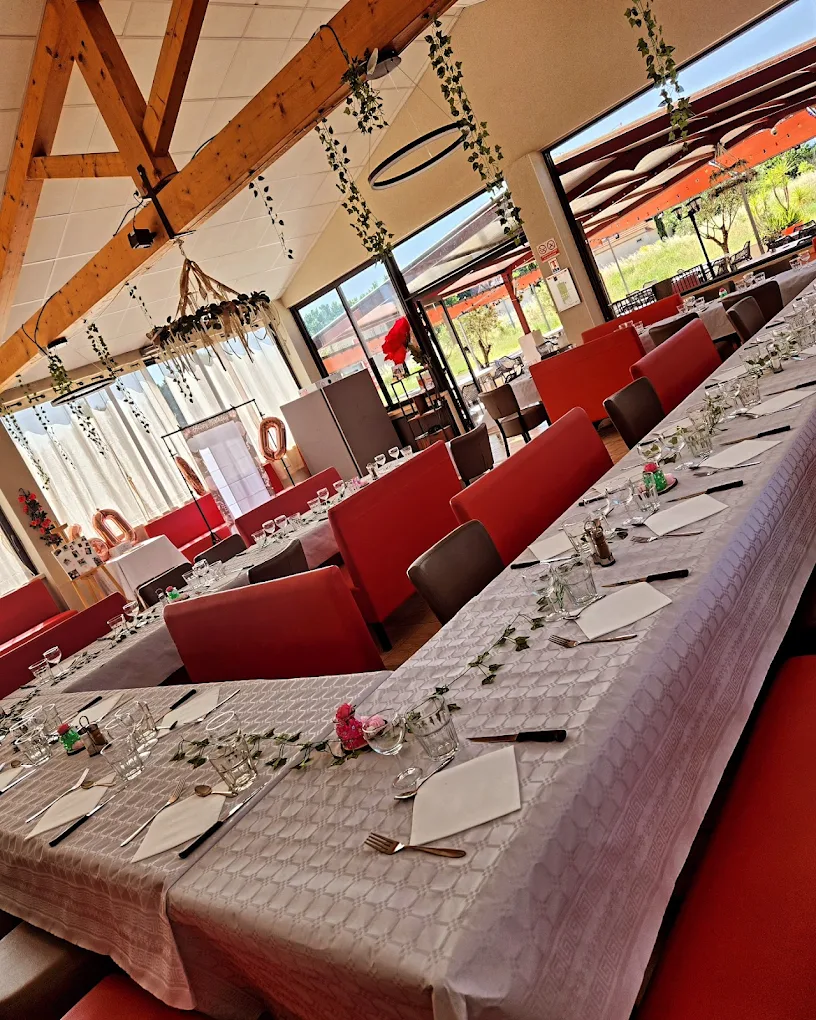 Tables dressées pour un événement à La Brasserie